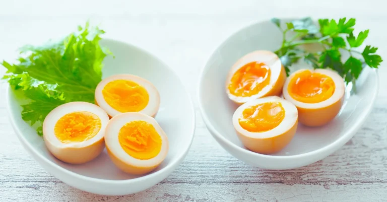 Boiled egg served with fresh vegetables, one of the best high-protein snacks for weight loss that helps promote fullness and support healthy eating habits.