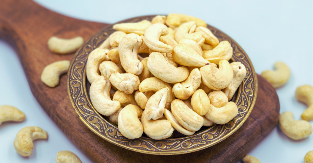 Bowl of cashew nuts, one of the nutritious high-protein snacks for weight loss that provides healthy fats, protein, and lasting energy.