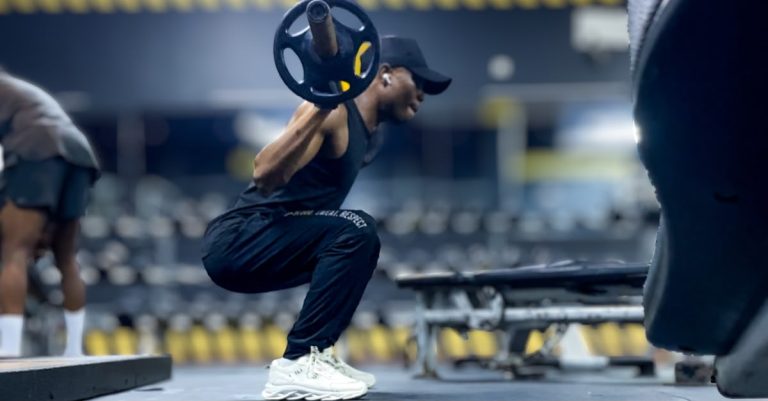 Anthony doing a barbell squat while exploring why do my knees hurt when I squat?